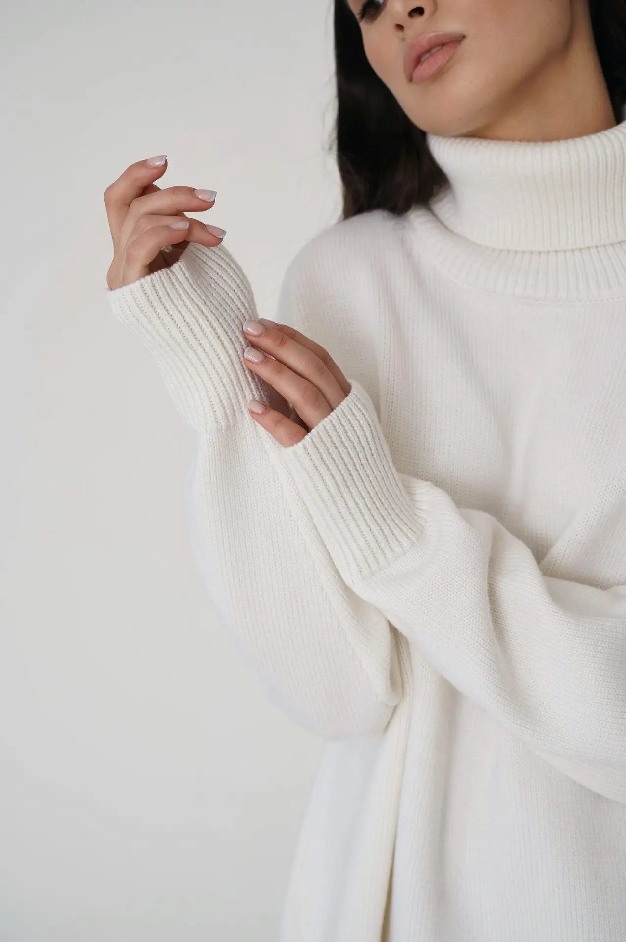 WHITE VERSATILE TURTLENECK PULLOVER