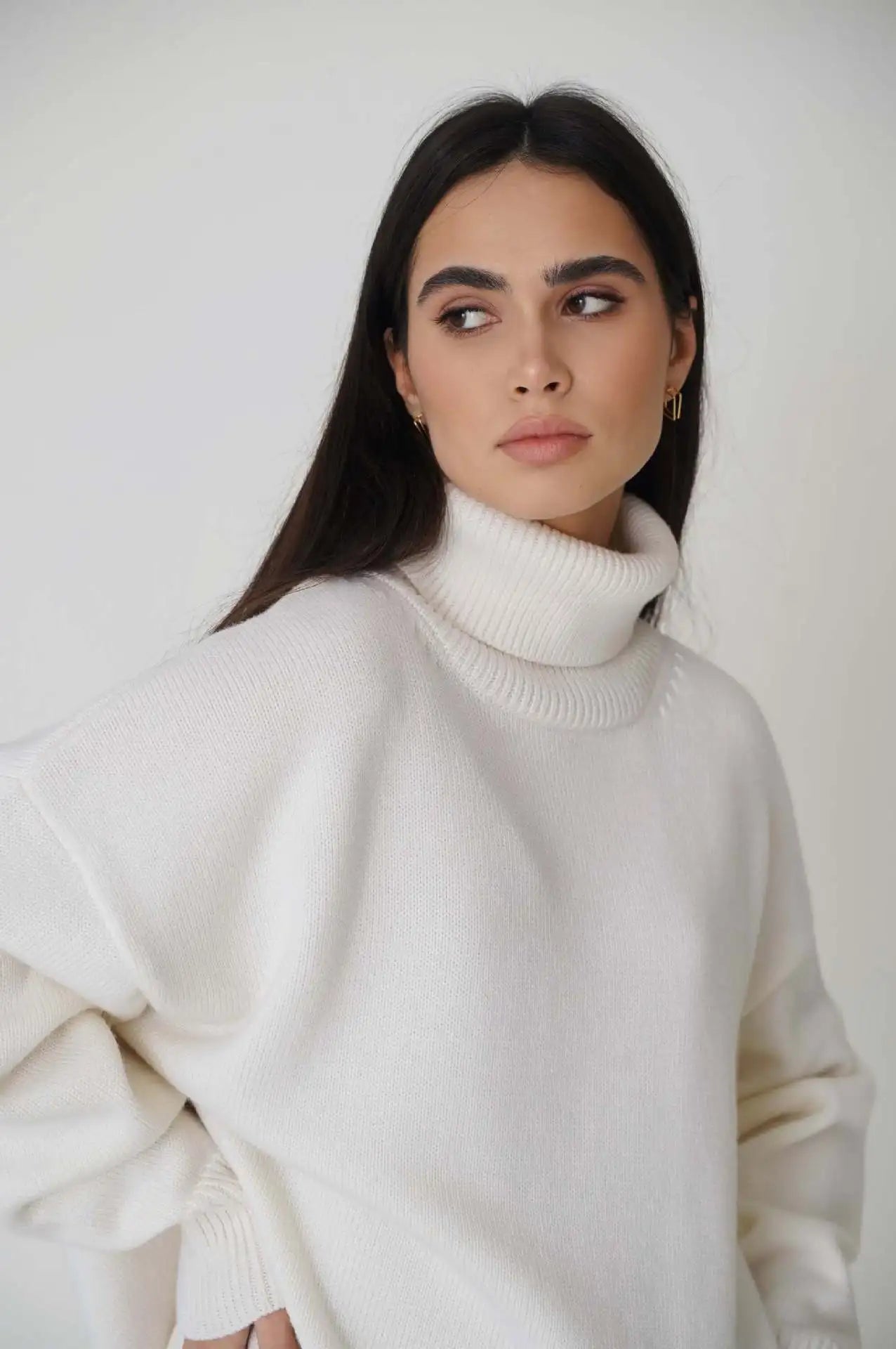 WHITE VERSATILE TURTLENECK PULLOVER