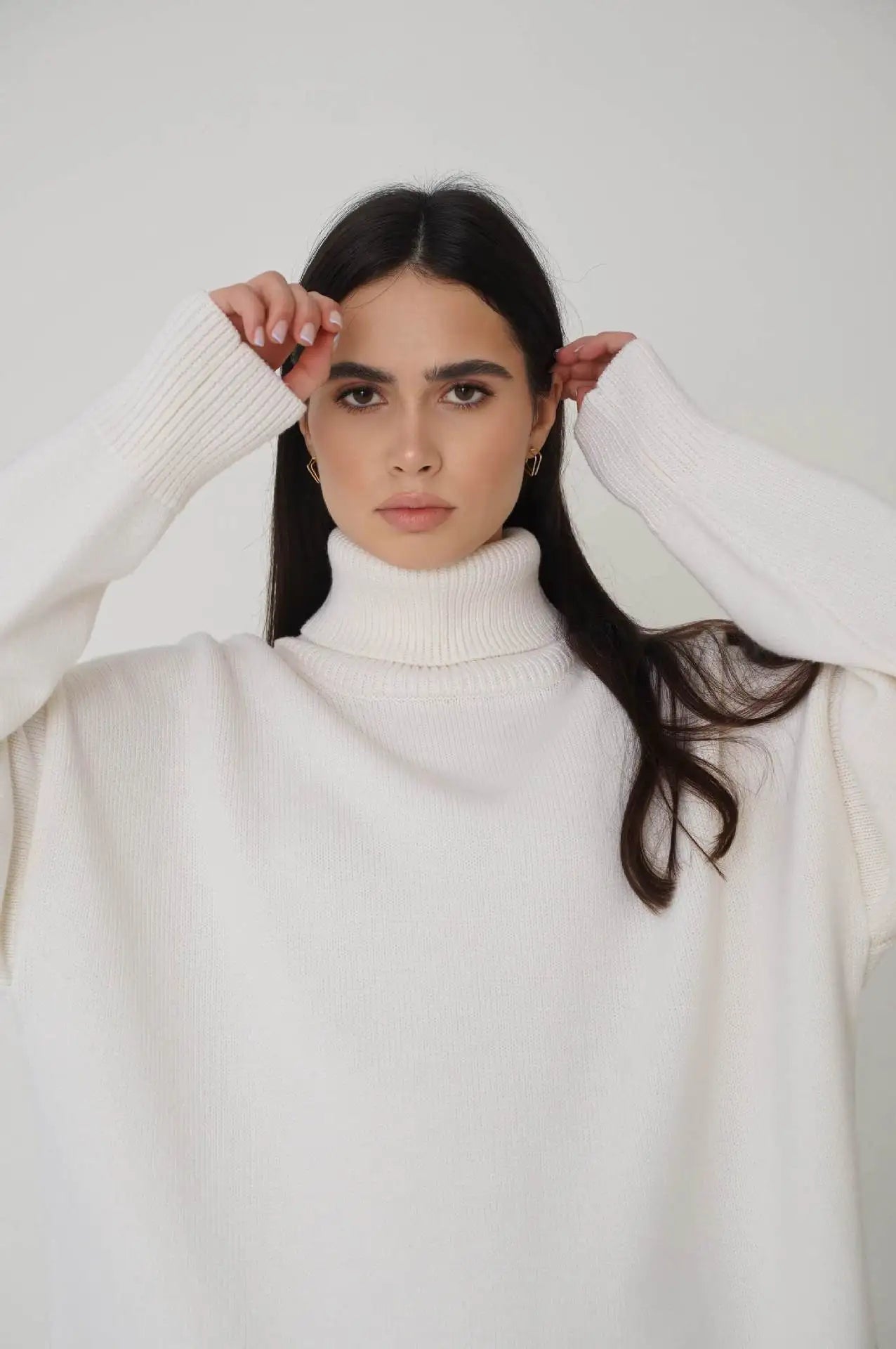 WHITE VERSATILE TURTLENECK PULLOVER