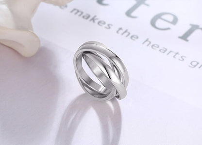 TRENDY INTERLOCKED RINGS